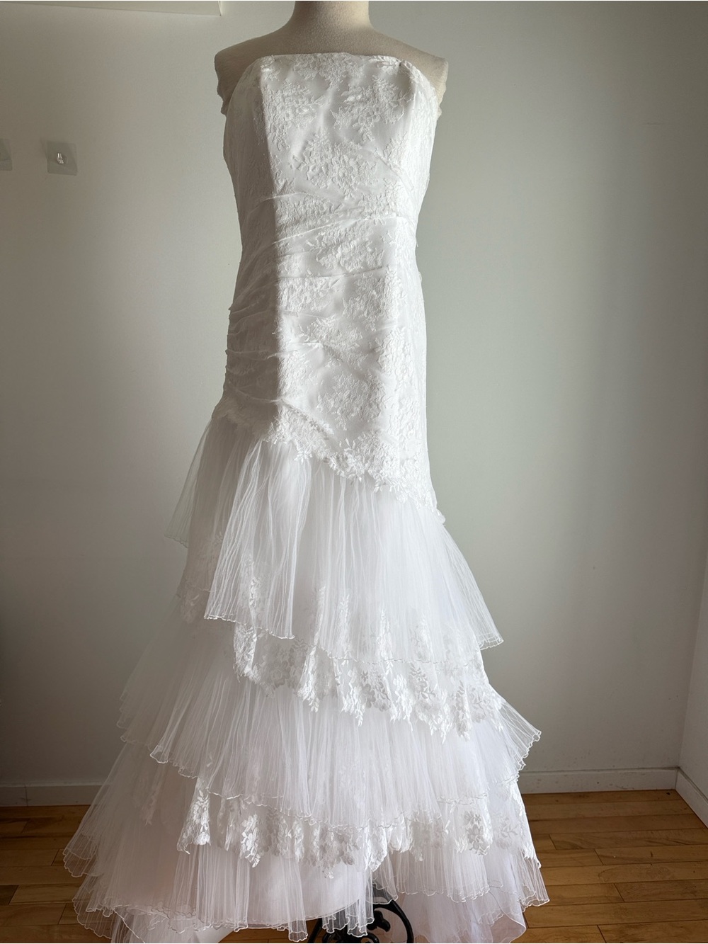 Elegant Strapless White Tiered Tulle Bridal Gown